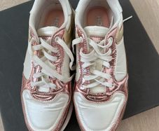 Hoff Ladies Size 4 Runners with metallic detail