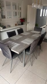 Extendible Dinning Table and Chairs