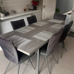 Extendible Dinning Table and Chairs