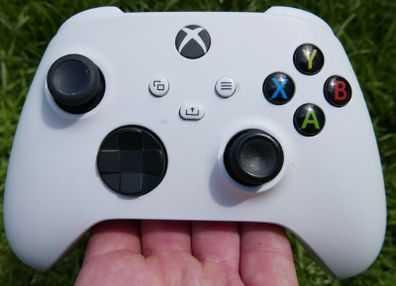 Xbox One Core Wireless Gaming Controller - Robot White- X-S, One, Windows PC, Android, and iOS