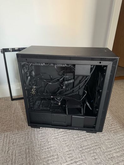 NZXT H710 case with water cooling and 1000w power