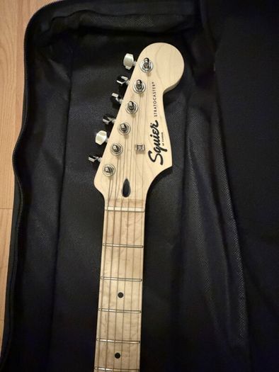 Squier Sonic Strat HSS (Coral) + bag + tuner + guitar strap + cable