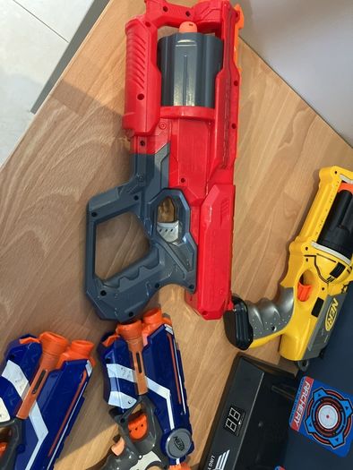 6 nerf guns, bullets and target