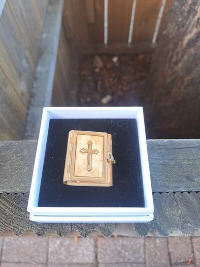 Bible miniature