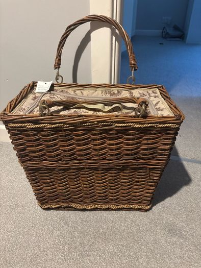 Wicker wine hamper basket