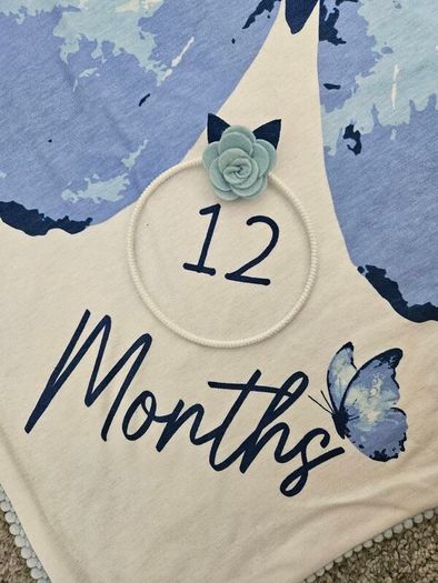 Baby milestone tracking blanket