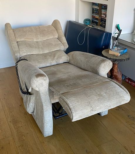 Electric reclining chair