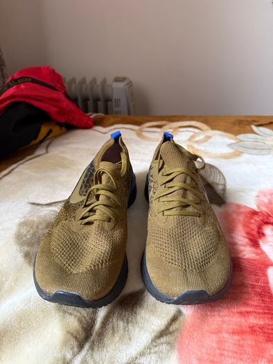 Clean Nike shoes excellent and new condition UK 9
