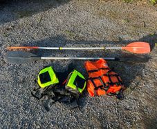 Paddles and adult size L buoyancy aids for canoe kayak