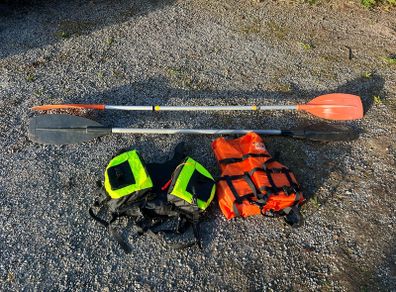 Paddles and adult size L buoyancy aids for canoe kayak