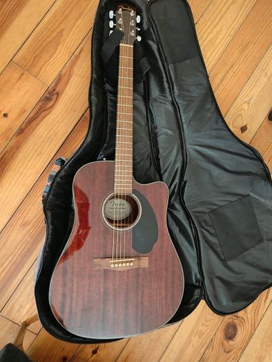 Mahagony Acoustic Steel Guitar including Capo, Case and picks