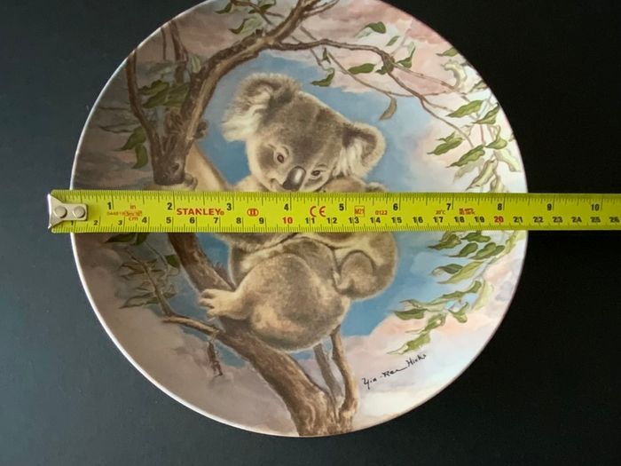Knowles Fine China Wall Plate 1985 A Trusting Hug
