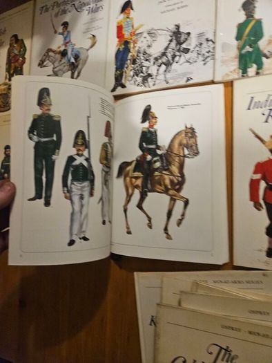 Osprey Men-at-arms Series, Published In 1974 X 15 Fabolous Military Books Plus 2 X Military  Modeling Annuals 1 &3. Plus 3 Other Military Books. All In Good Condition.  See Photos For Same.