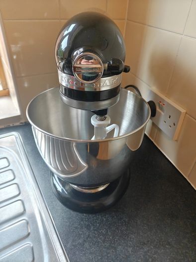 KitchenAid Artisan Stand Mixer + Glass Bowl + Accessories + FREE Cake Stand