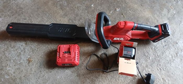SKIL Hedge trimmer and spare battery