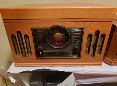 Replica vintage music system, 3 CD changer, Radio, Tape and Phono (Record Player) in lovely wooden Box Model Cl-1018, in very good condition