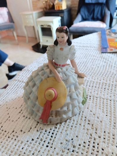antique/ vintage/ collectable scarlet o'hara