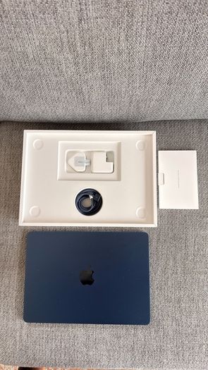 MacBook Air M4 Midnight 2025