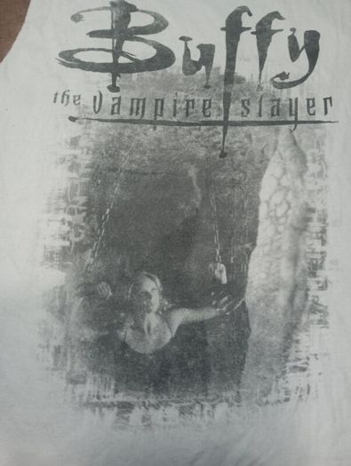 Cropped vintage buffy t shirt size medium