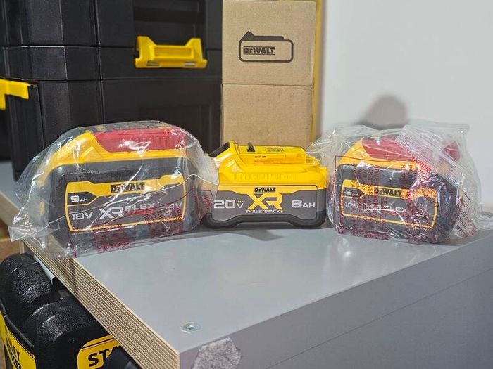 DeWalt DCD1007 3-Speed Premium Brushless Hammer Drill, 8Ah Powerpack Battery, Charger and Bag.