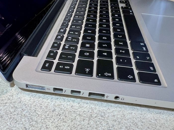 Apple MacBook Pro 13 2.7Ghz Dual core intel Core i5  16GB 1867 Mhz DDR3  250 SSD