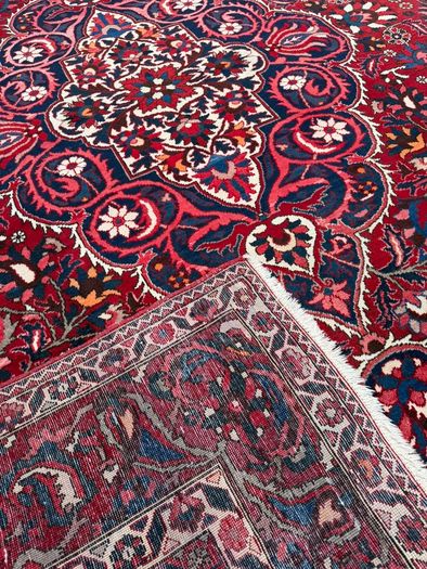 Magnificent Large Persian Bakhtiari Rug | Hand-Knotted Wool | 380cm X 260cm