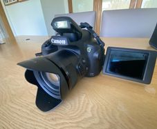 Canon Powershot SX70 HS + accessories.