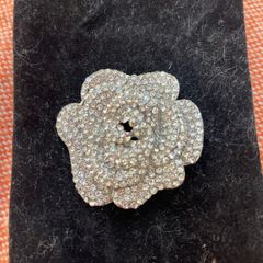 Camellia broch