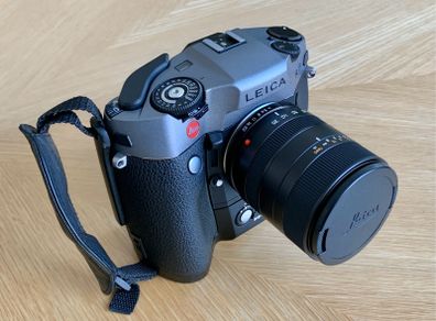 Leica R9 (anthracite finish) with Digital-Modul-R digital back