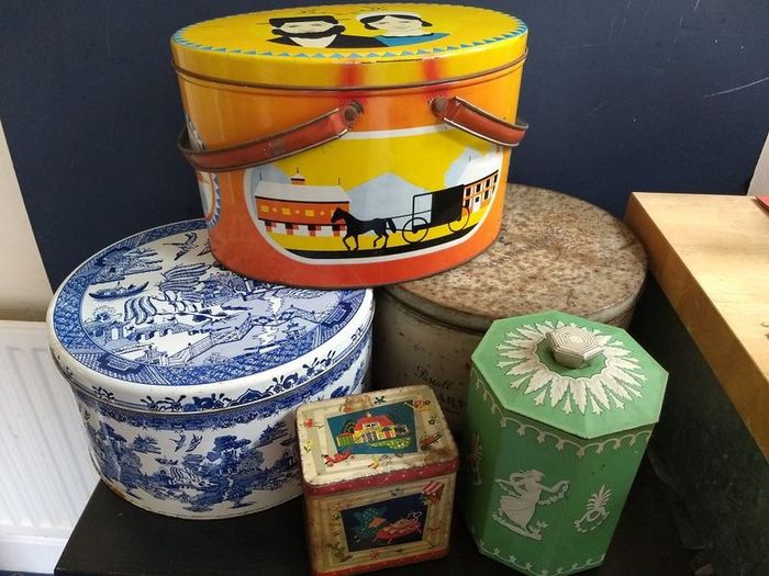 Amazing Collectable Large Oval Amish Patterned Tin Picnic Box with Handles, Very Rare to Find in Ireland - Funky Picnic Time! Props for Stage and Screen!