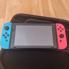 Nintendo Switch (2018) + Mario Kart 8 Deluxe + Carry Case