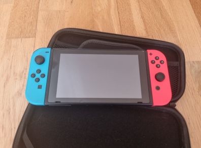 Nintendo Switch (2018) + Mario Kart 8 Deluxe + Carry Case