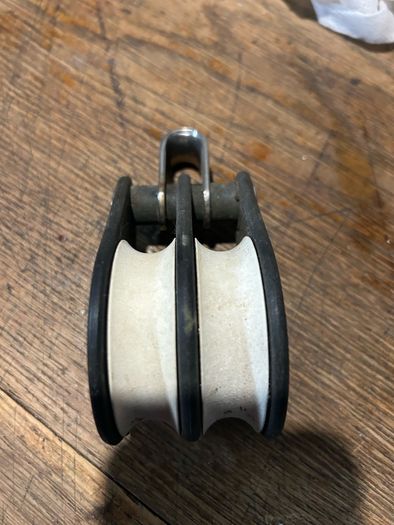 Vintage Barton Marine plain-bearing double blockThis is a classic twin-sheave pulley system featuring original white acetal resin wheels and lightweight dark composite cheek plates with distinctive weight-reduction holes.   Highly reliable, classic gear