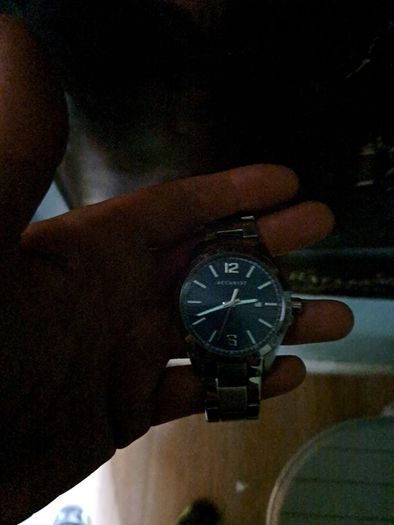 ACCURIST  mens hands glow in dark.