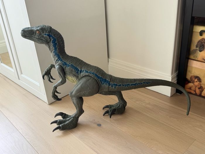 Jurassic World Large Dinosaur Toy, Super Colossal Velociraptor Blue Action Figure 3.5 Feet Long with Eating Feature