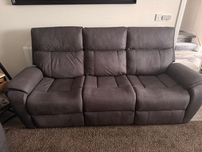 Three-seater electric reclining sofa