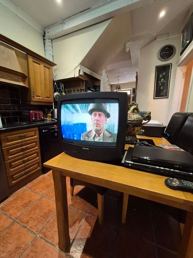 20" Philips  Tv & Remote
