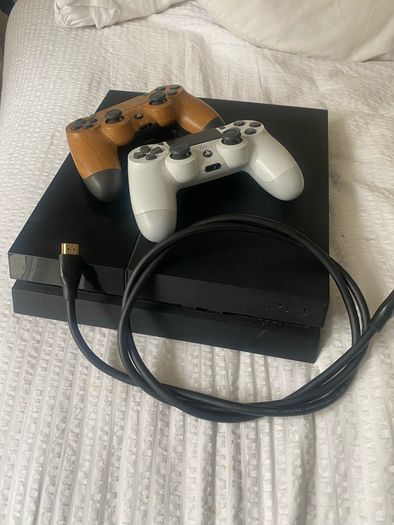PS4 PlayStation 4 2TB hd. bundle 2 controllers and all cables