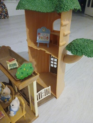 Sylvanian Families Country Tree School and Sylvanian Families Nursery Playmates Babies Set.