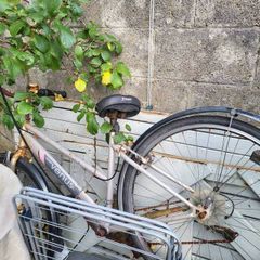 Ladies bike for parts + free helmet and lock