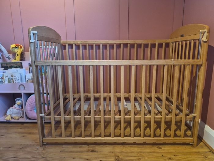 Baby solid Oak Cot