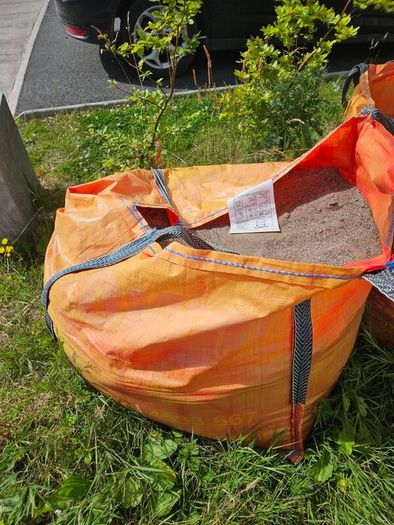 1 tonne Gravel & half tonne Sharp Sand