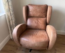 Fama leather swivel chair