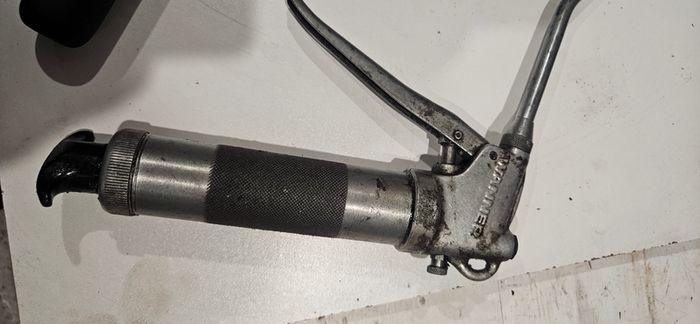 grease guns pumps