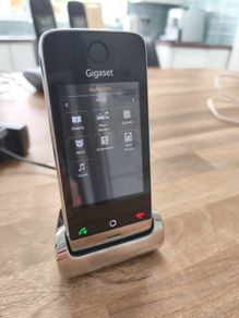 Siemens Gigaset SL910 touchscreen handset and cradle