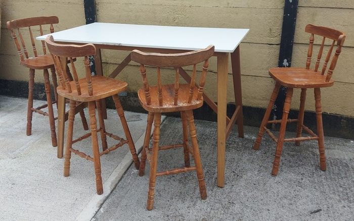 Table and 4 high stools