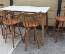 Table and 4 high stools