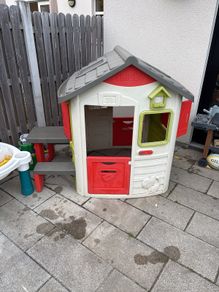 Smoby Jura Lodge playhouse with picnic table and doorbell