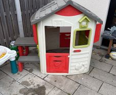 Smoby Jura Lodge playhouse with picnic table and doorbell