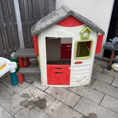 Smoby Jura Lodge playhouse with picnic table and doorbell